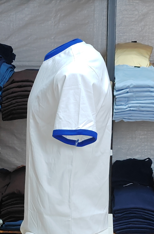 เสื้อยืดสีขาวกุ้นน้ำเงิน