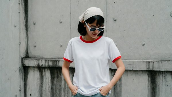 ผู้หญิงไทยใส่เสื้อคอกลมขาวกุ้นแดง C20102 ยืนในเมือง แว่นกันแดด สไตล์สตรีท Premium K32 Ringer Tee