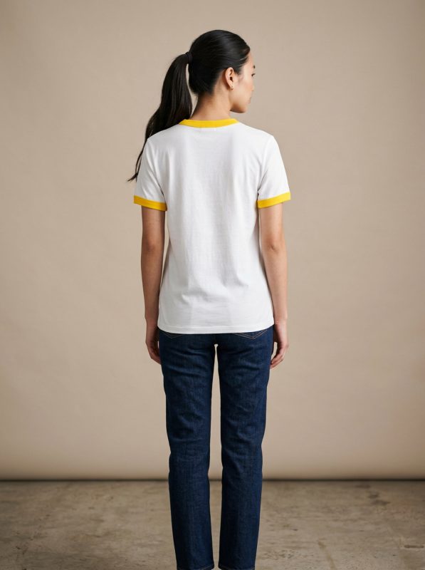 ด้านหลังเสื้อยืดกุ้นขาวกุ้นเหลืองพรีเมียม C20103 ขณะสวมใส่โดยนางแบบผมม้า