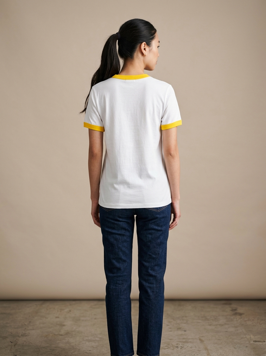 ด้านหลังเสื้อยืดกุ้นขาวกุ้นเหลืองพรีเมียม C20103 ขณะสวมใส่โดยนางแบบผมม้า
