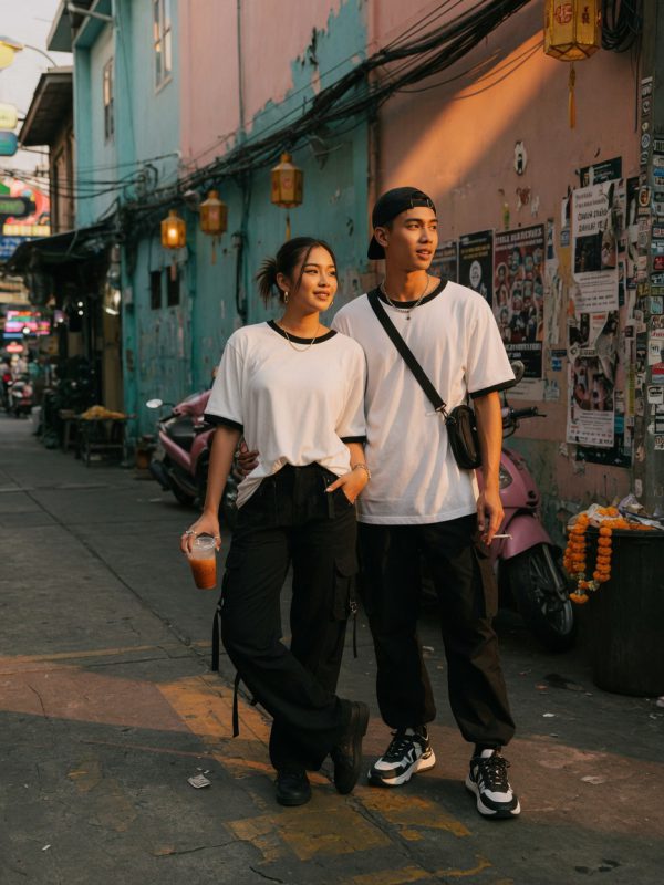 เสื้อกุ้นสีขาวกุ้นดำ สไตล์สตรีทแวร์ใส่คู่รักเดินริมถนนอาร์ตในกรุงเทพฯ