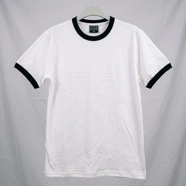 เสื้อยืดกุ้นคอกุ้นแขนสีขาวกุ้นดำพรีเมียมบนไม้แขวนติดผนังปูนขัดมัน