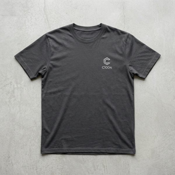 ม็อคอัพเสื้อยืดสีเทาดิน C1004 งานสกรีนโลโก้มินิมอลอกซ้าย
